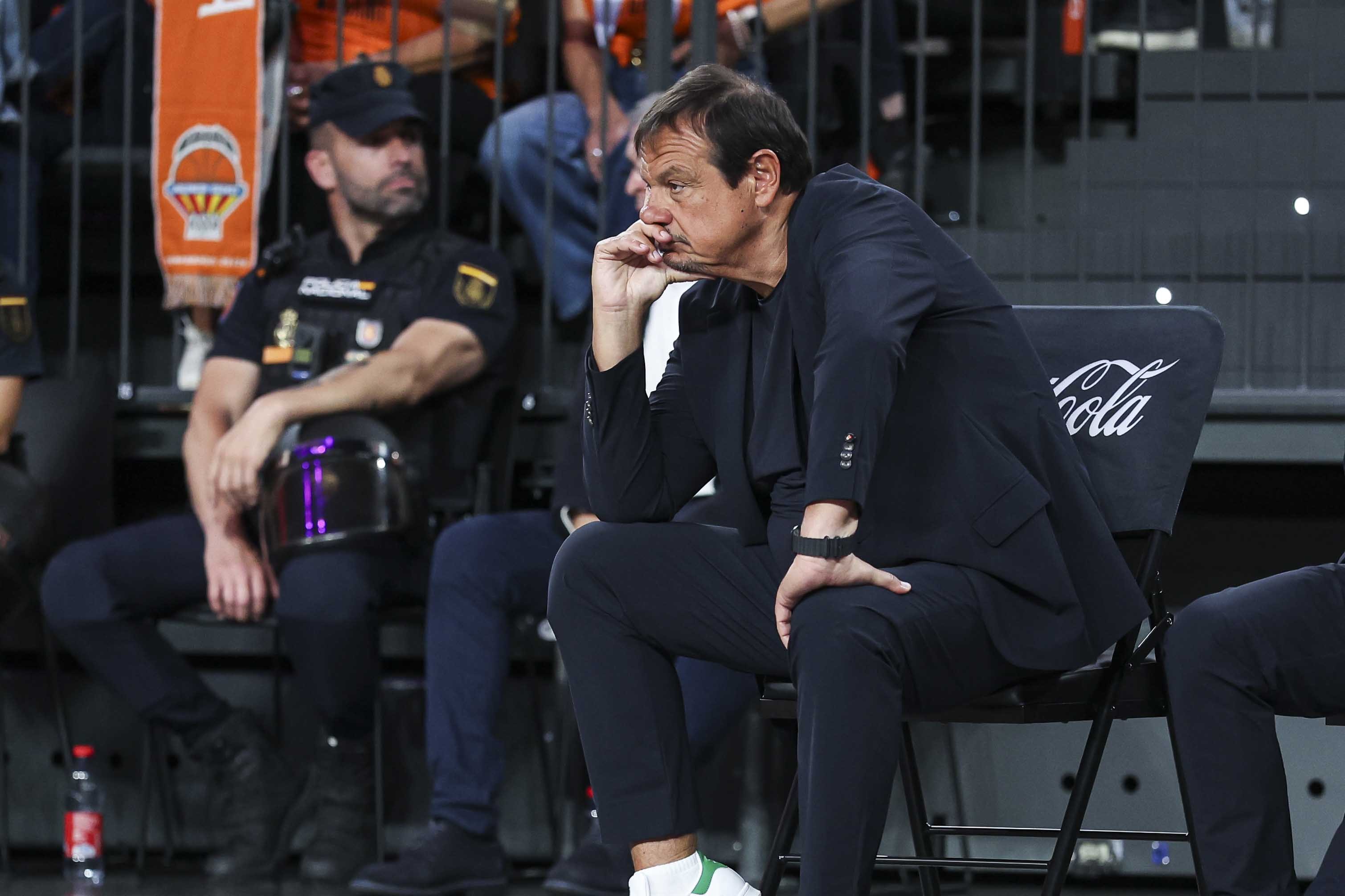 Ergin Ataman masayı yumrukladı, toplantıyı terk etti!