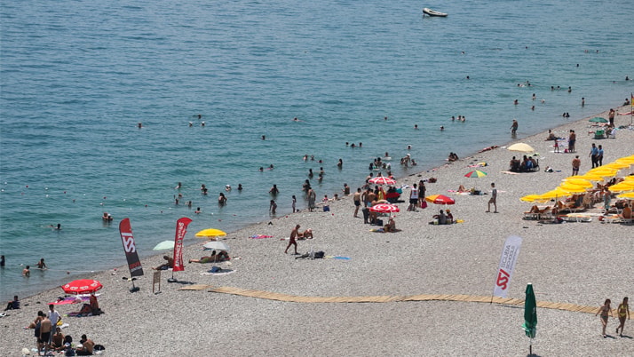 Antalya’da hava sıcaklığı 38 derece oldu, sahillerde yoğunluk yaşandı