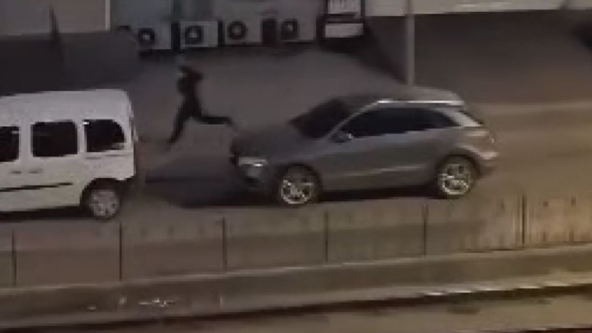 Direğe çarpan otomobildeki 2 kişi kaçtı: Kaza kamerada
