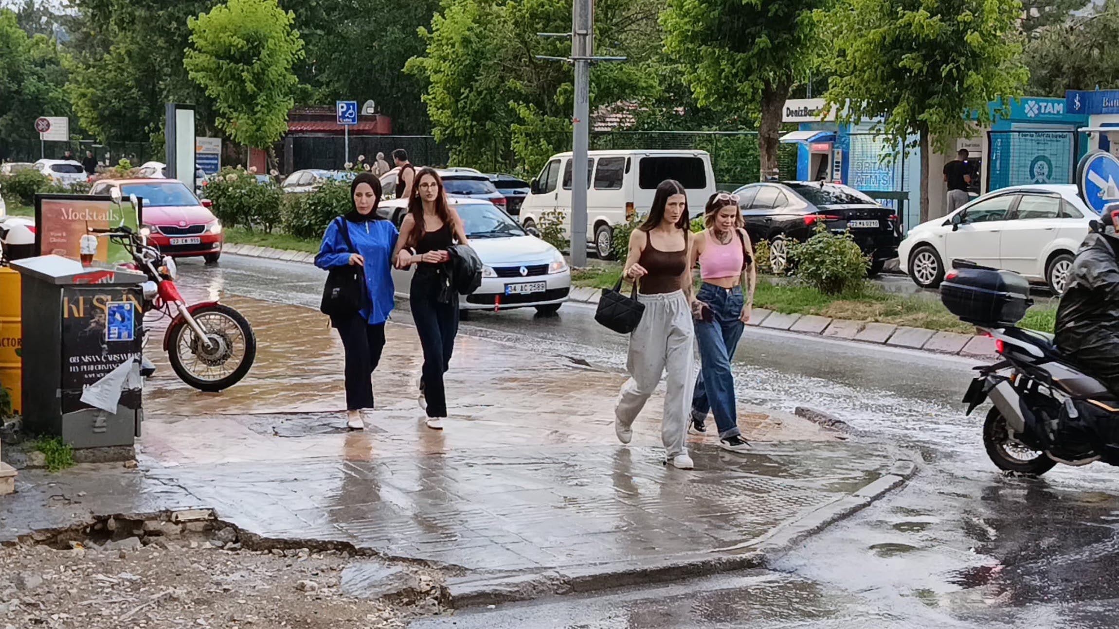 2 ili sağanak vurdu! Meteoroloji uyarmıştı