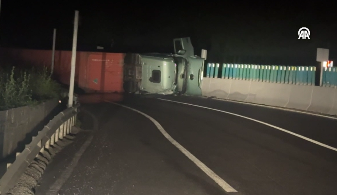 Askeri mühimmat yüklü TIR devrildi! İstanbul yönü ulaşıma kapandı