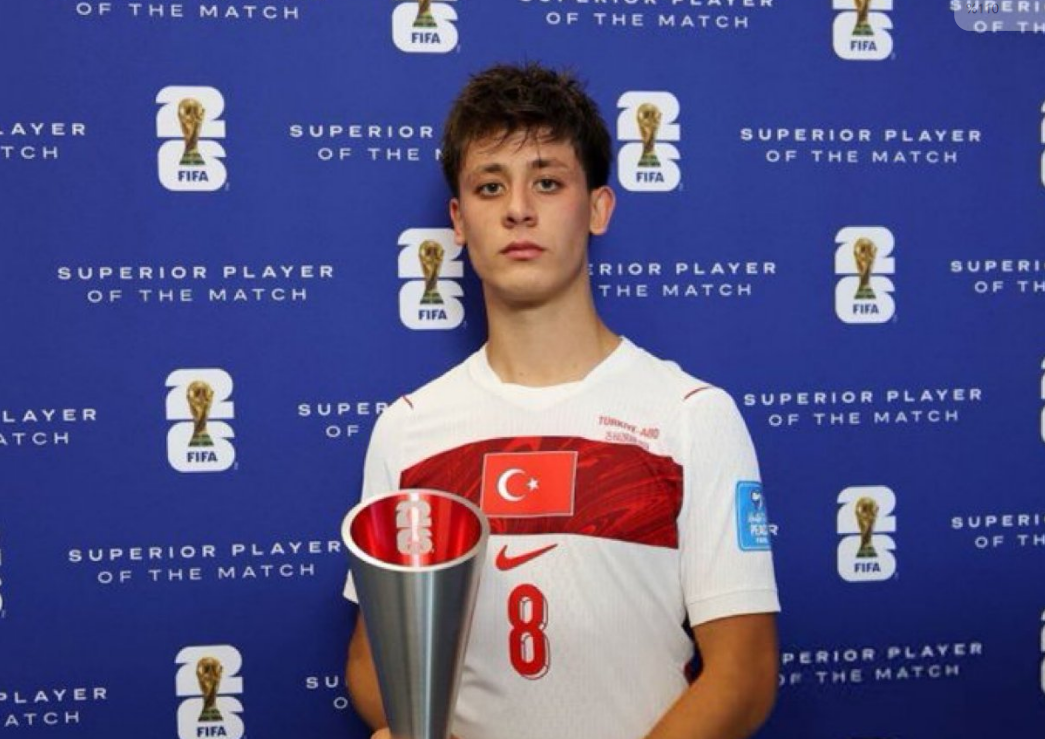 Maçın oyuncusu ödülü Arda Güler'in