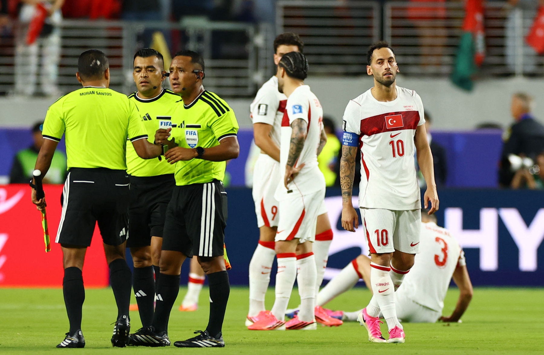 Hakan Çalhanoğlu: Bir şutla maçı kazandılar