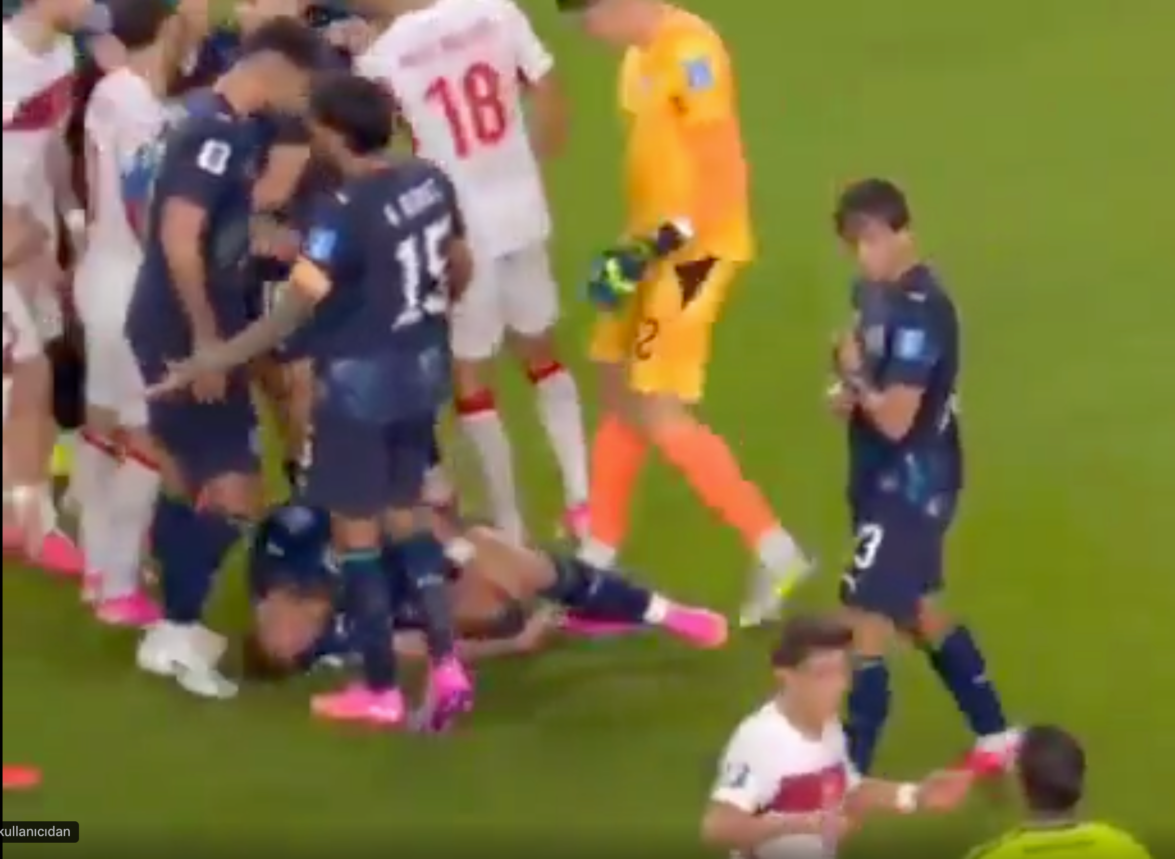 Türkiye-Paraguay maçında ilginç görüntü! Futbolcu hakemin saatini çaldı