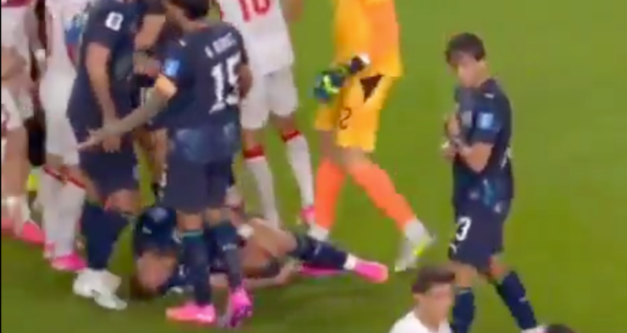 Türkiye-Paraguay maçında ilginç görüntü! Futbolcu hakemin saatini çaldı