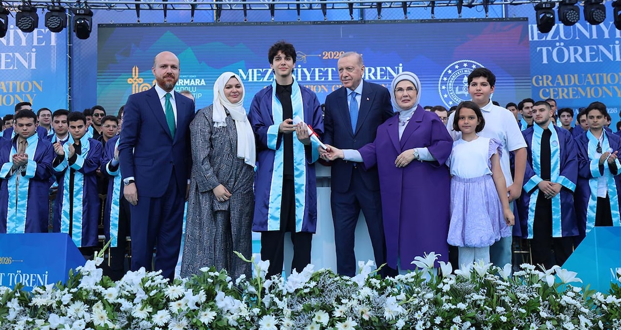 Cumhurbaşkanı Erdoğan'ın torunu Ömer Tayyip mezun oldu! Diplomasını bizzat kendi verdi