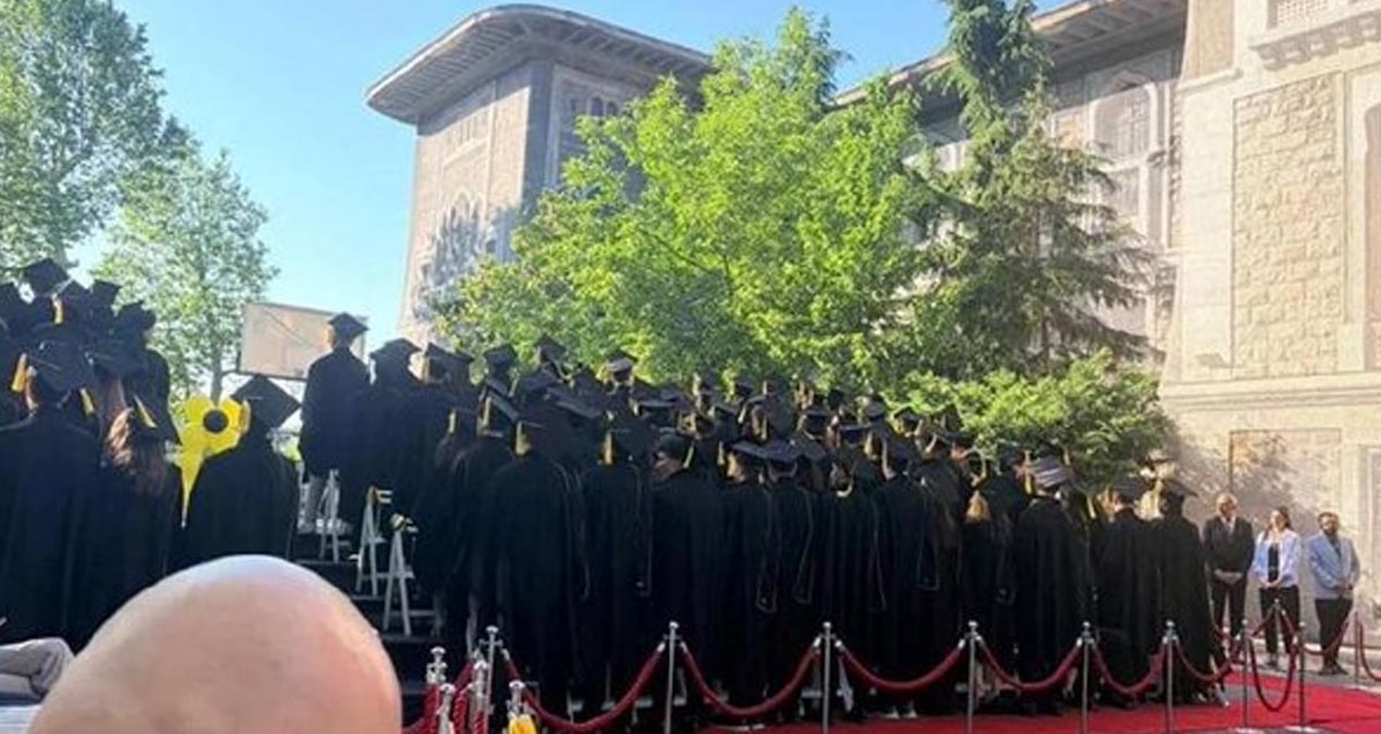 Mezuniyet töreninde öğrenciler müdüre sırtlarını döndü, tören iptal edildi