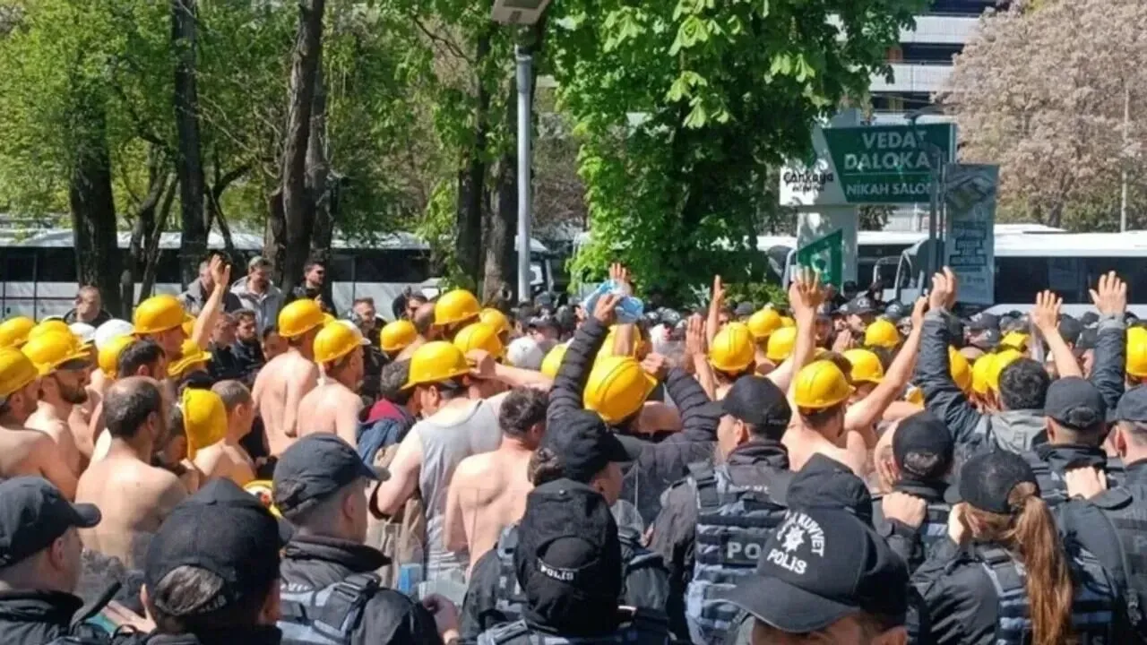 Maaşları yatmayan madenciler yeniden İçişleri Bakanlığı önünde toplandı