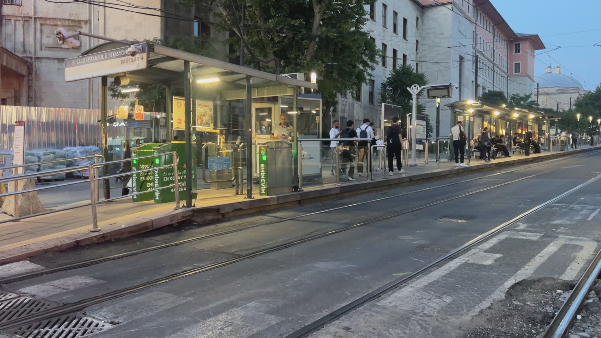 Raylara düşerek tramvayın altında kalan çocuk öldü