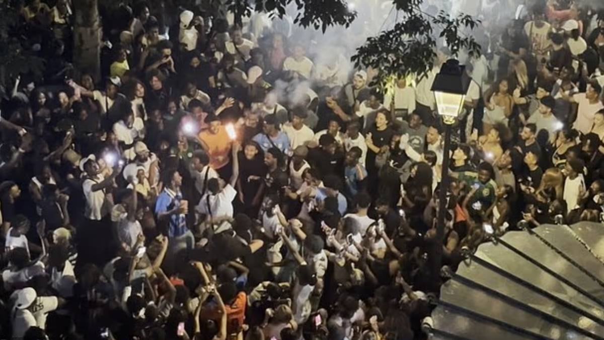 2 milyon kişinin katıldığı müzik festivali kaosa dönüştü: Araçlar yakıldı, sokaklarda karıştı