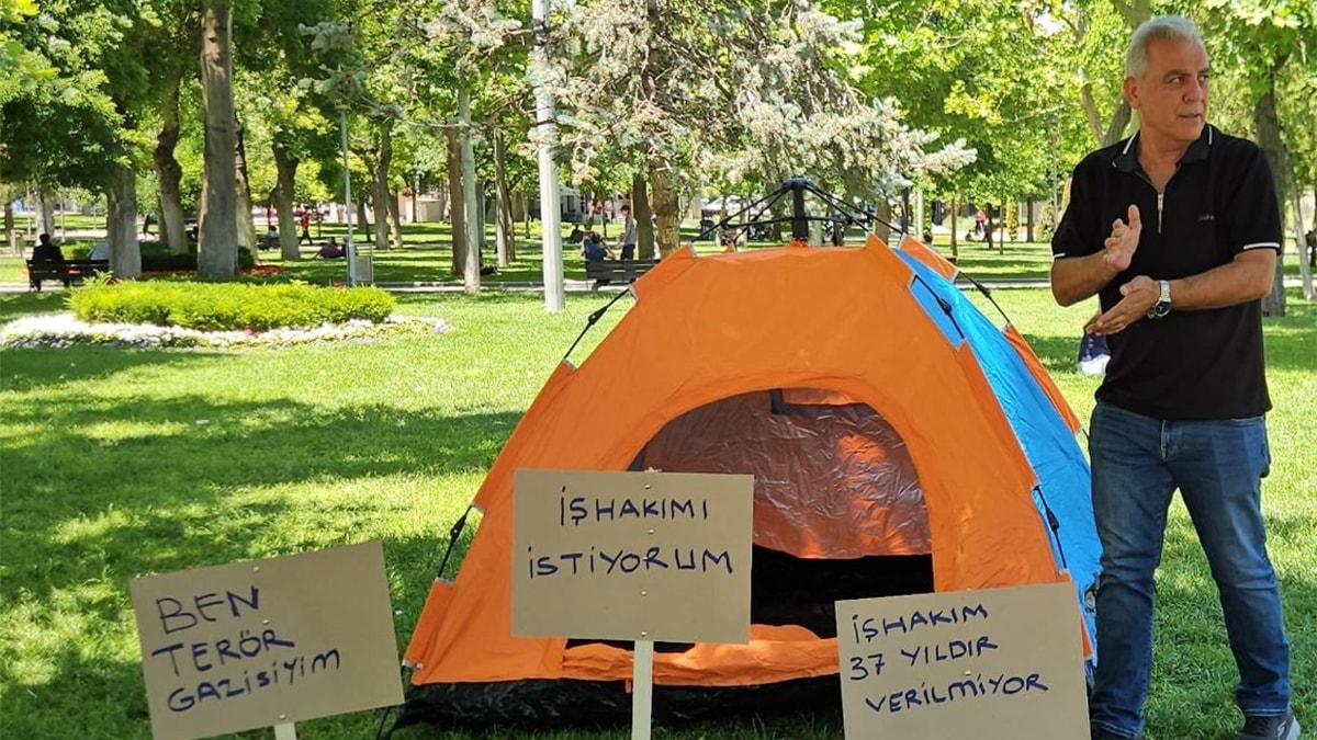 Gazi işsizliğe isyan etti, parka çadır kurdu