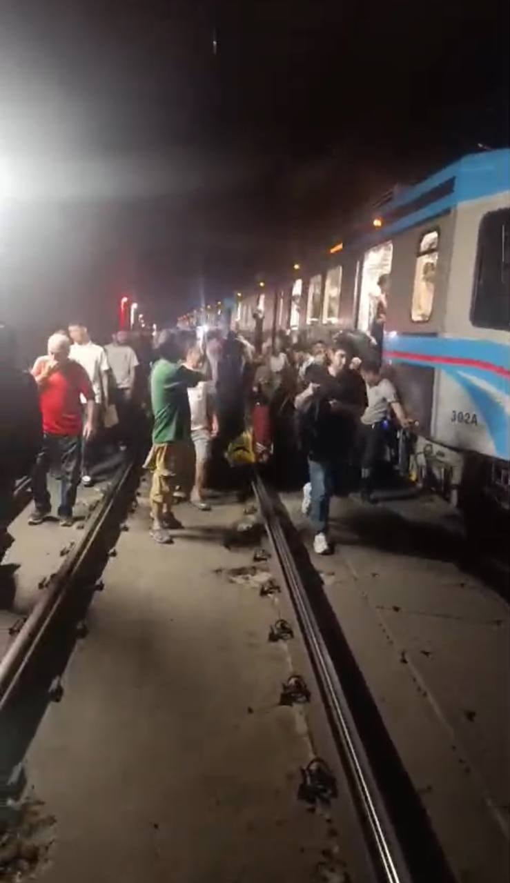 Gaziosmanpaşa'da trafoda yangın: Tramvay seferleri durdu