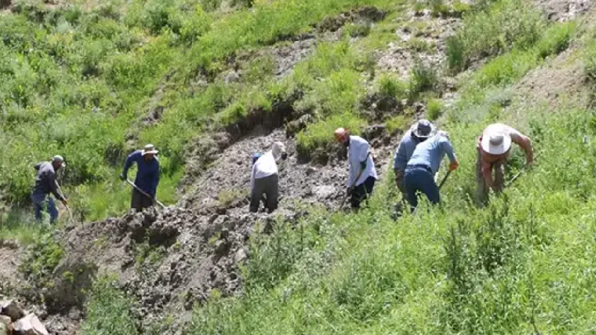 Köylüler kazma küreği alıp 10 kilometre kazmaya başladı: Bölgede inceleme yapılıyor