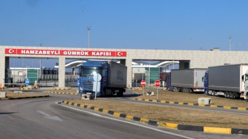 Hamzabeyli Sınır Kapısı'nda 23 kilometrelik tır kuyruğu oluştuHamzabeyli Sınır Kapısı'ndan yurt dışına çıkmak üzere bekleyen tır sürücüleri, 23 kilometrelik kuyruk oluşturdu.
