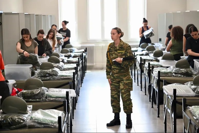 Komşuda kadınlar bile askere alındı: 1 yıl görev yapacaklar