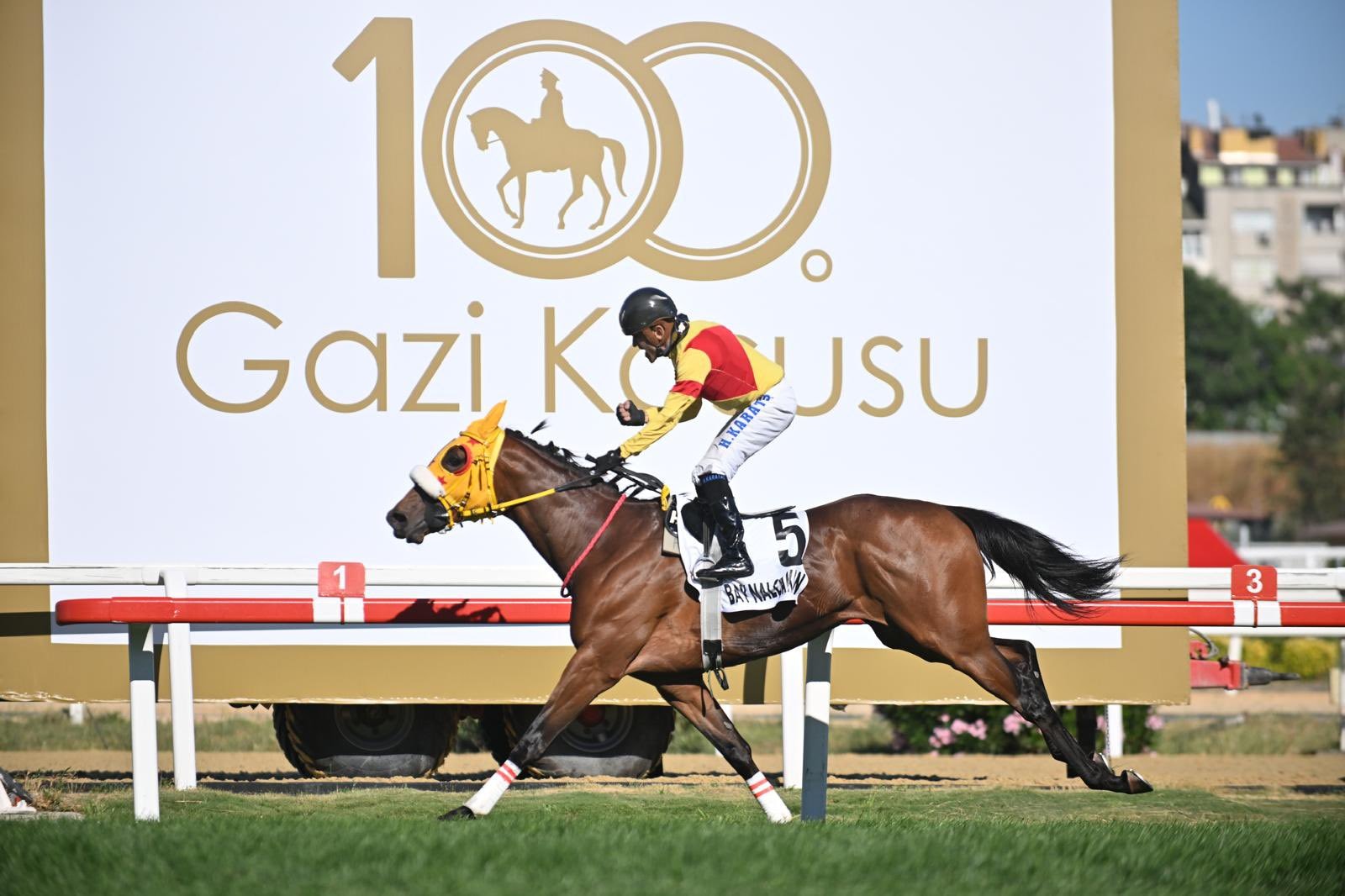 67 bin 200 kişinin izlediği Gazi Koşusu'nu Bay Nalçakan kazandı