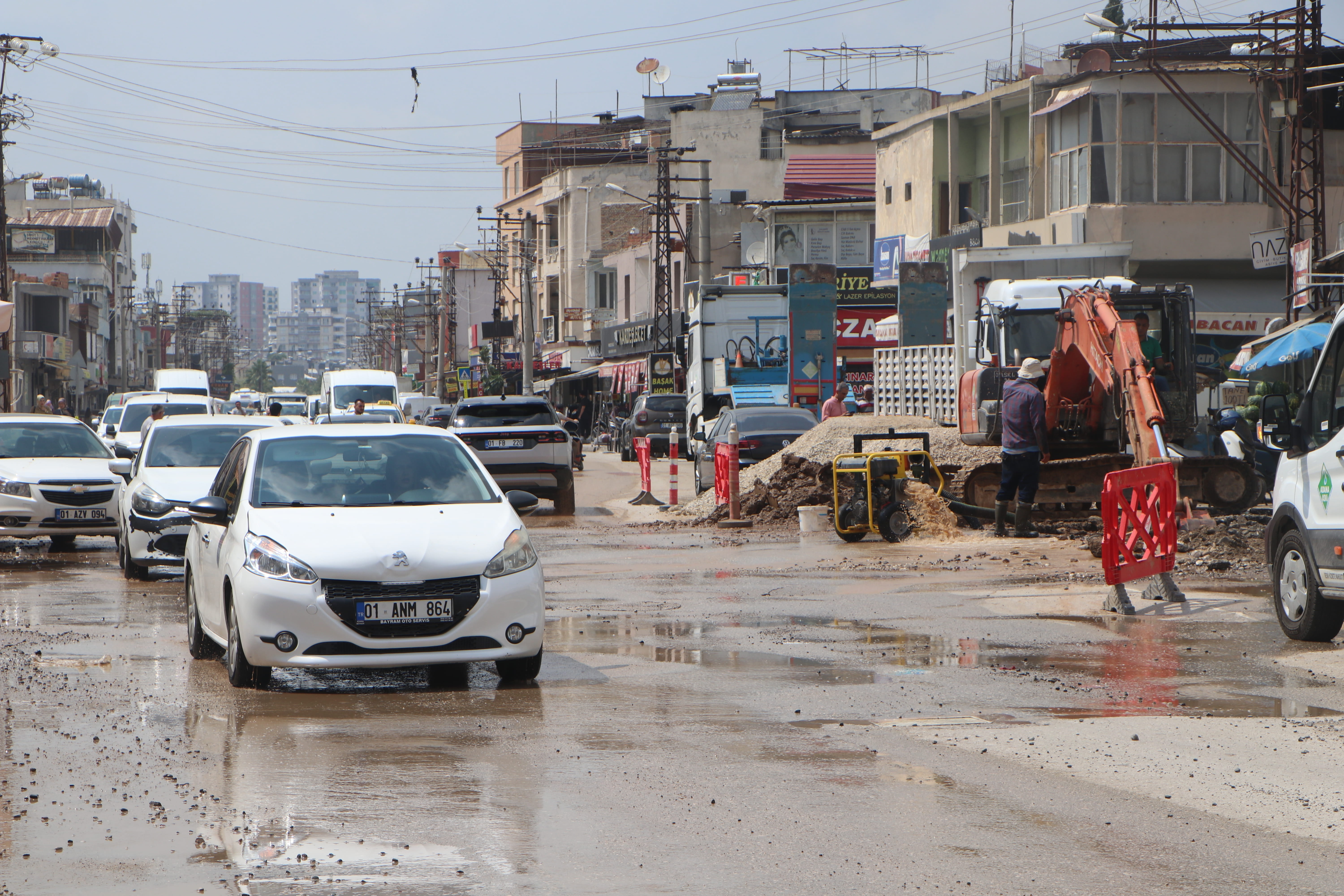 İçme suyu borusu patladı; yol çöktü, ev ve iş yerlerini su bastı