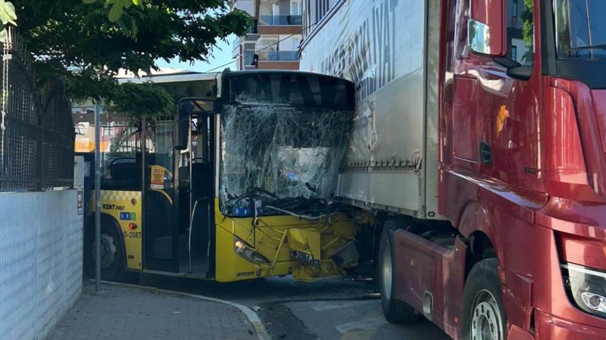 İETT otobüsü ile TIR çarpıştı: Yaralılar var