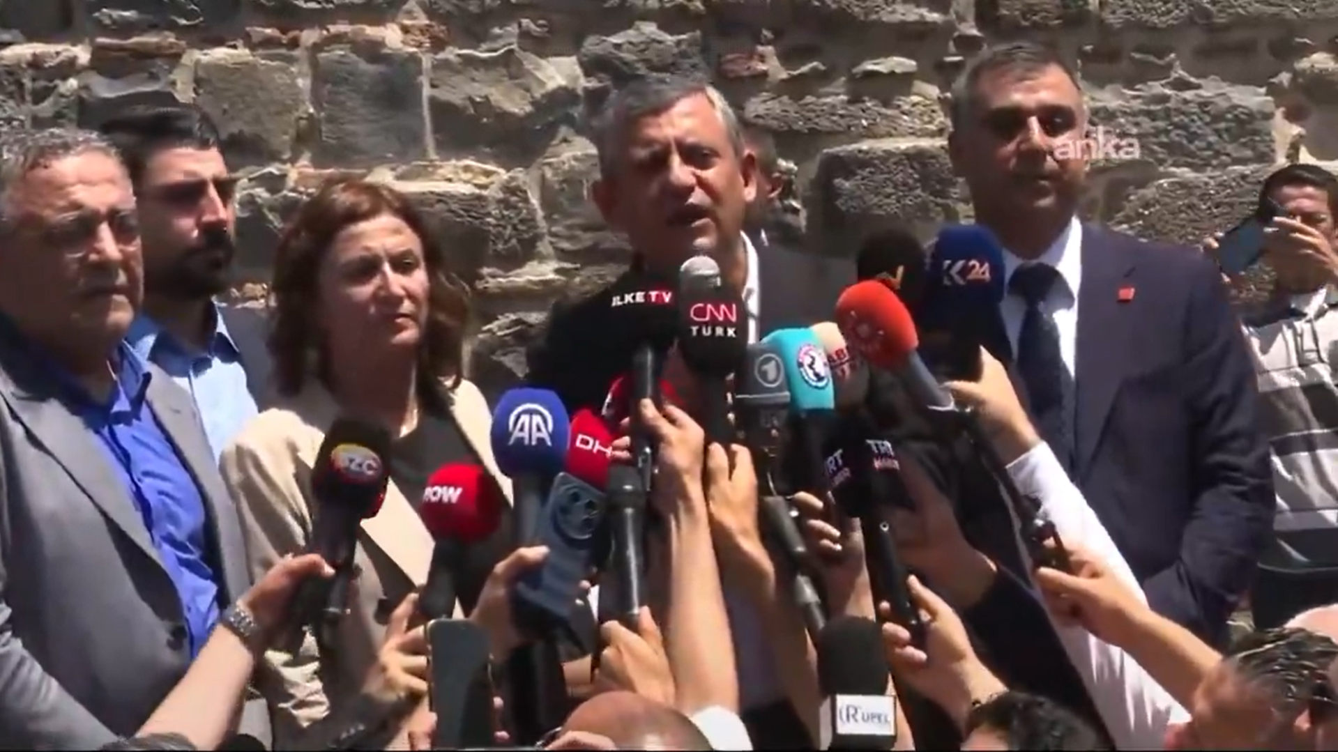 Kılıçdaroğlu'na kapıları kapatan Demirtaş, Özel'e selam gönderdi