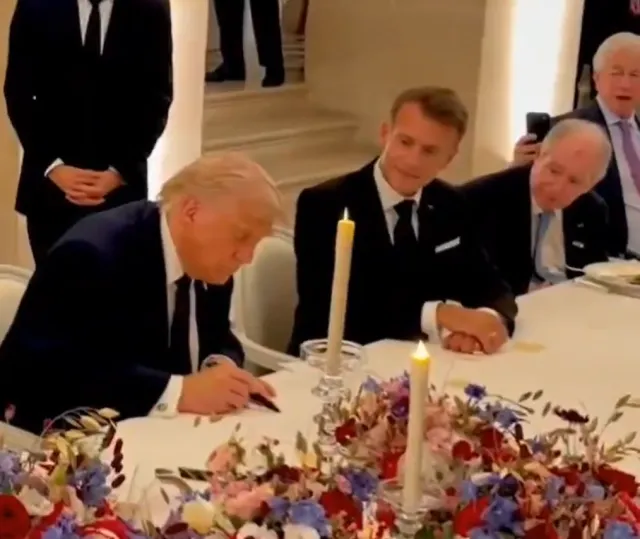 Tarihi imza böyle atıldı... Macron izlerken salondan alkış yükseldi...