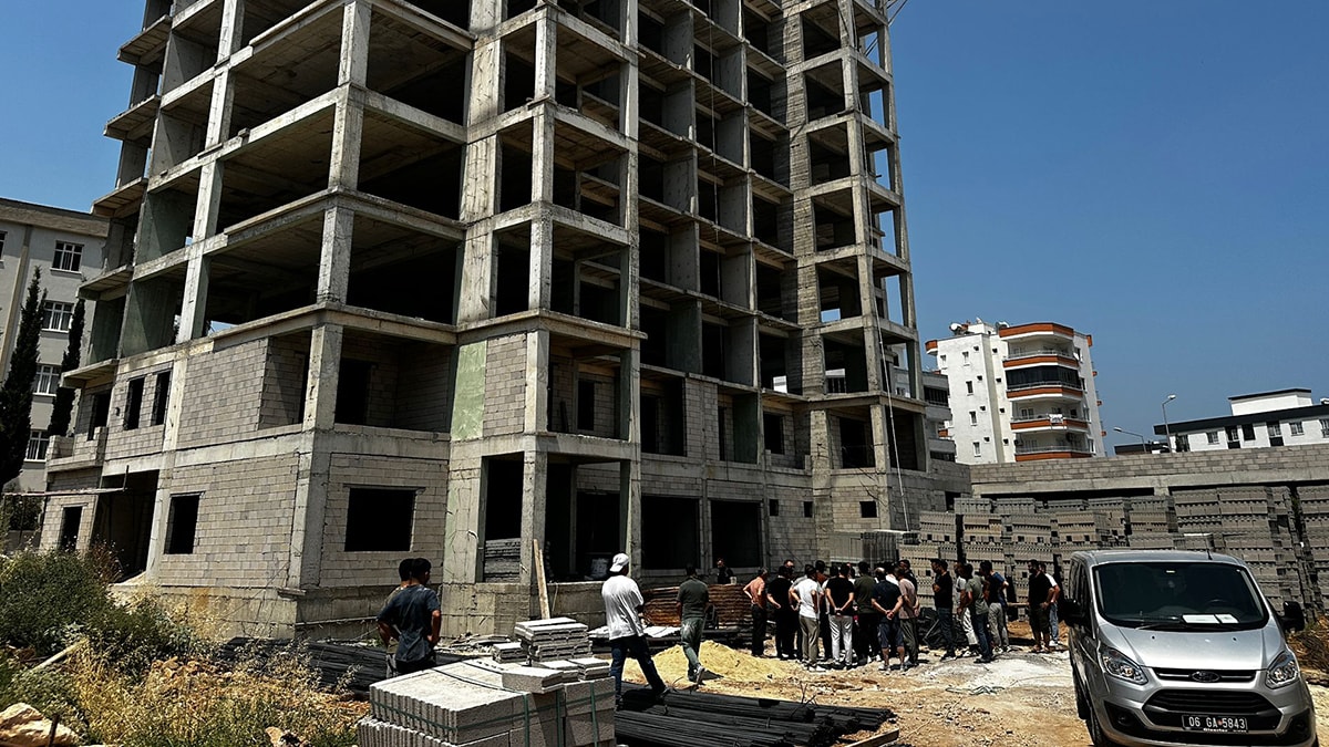 İnşaatın 10'uncu katından düşen işçi öldü