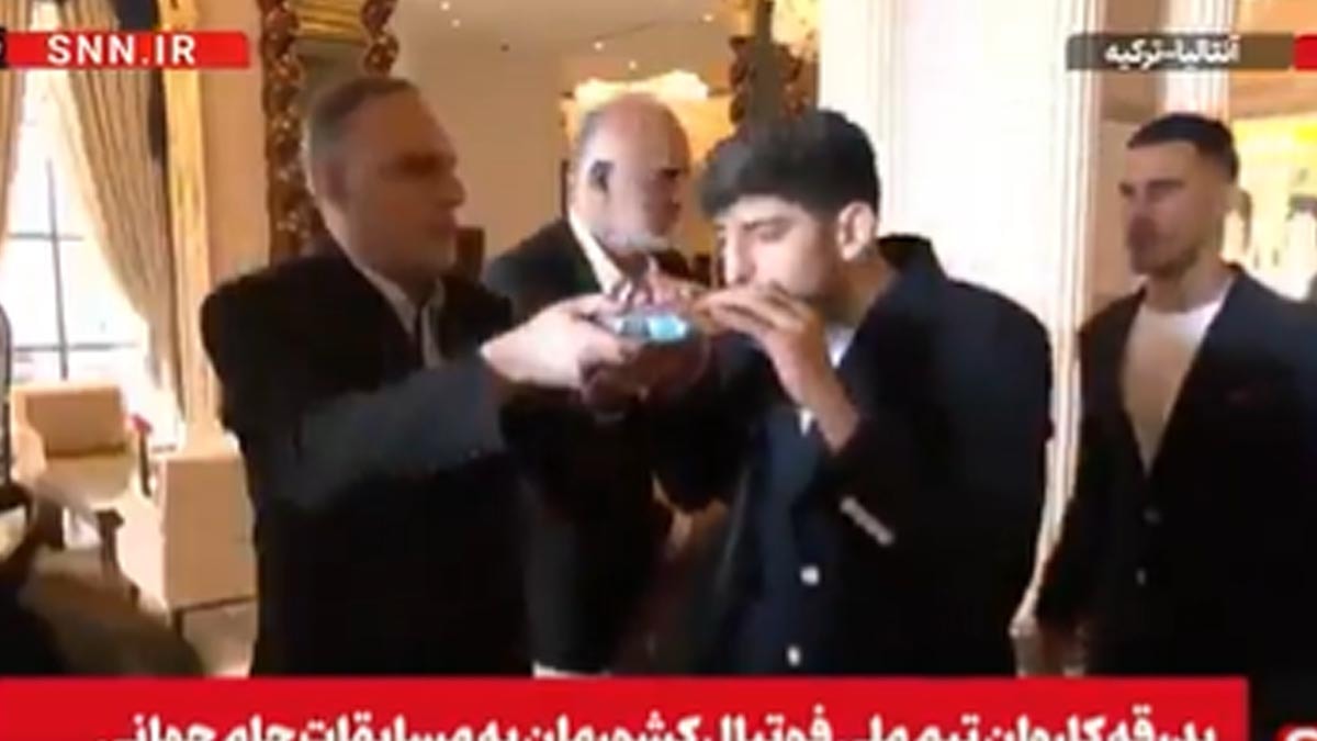 ABD'den vize alan İranlı futbolcular Kuran'ı öperek Dünya Kupası yolculuğuna çıktı