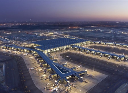 İstanbul Havalimanı’na 4 yeni hava yolu şirketi eklendiİstanbul Havalimanı, Özbekistan, İran ve Irak merkezli 4 yeni hava yolu şirketinin tarifeli seferlere başlamasıyla küresel bağlantı ağını genişletti.