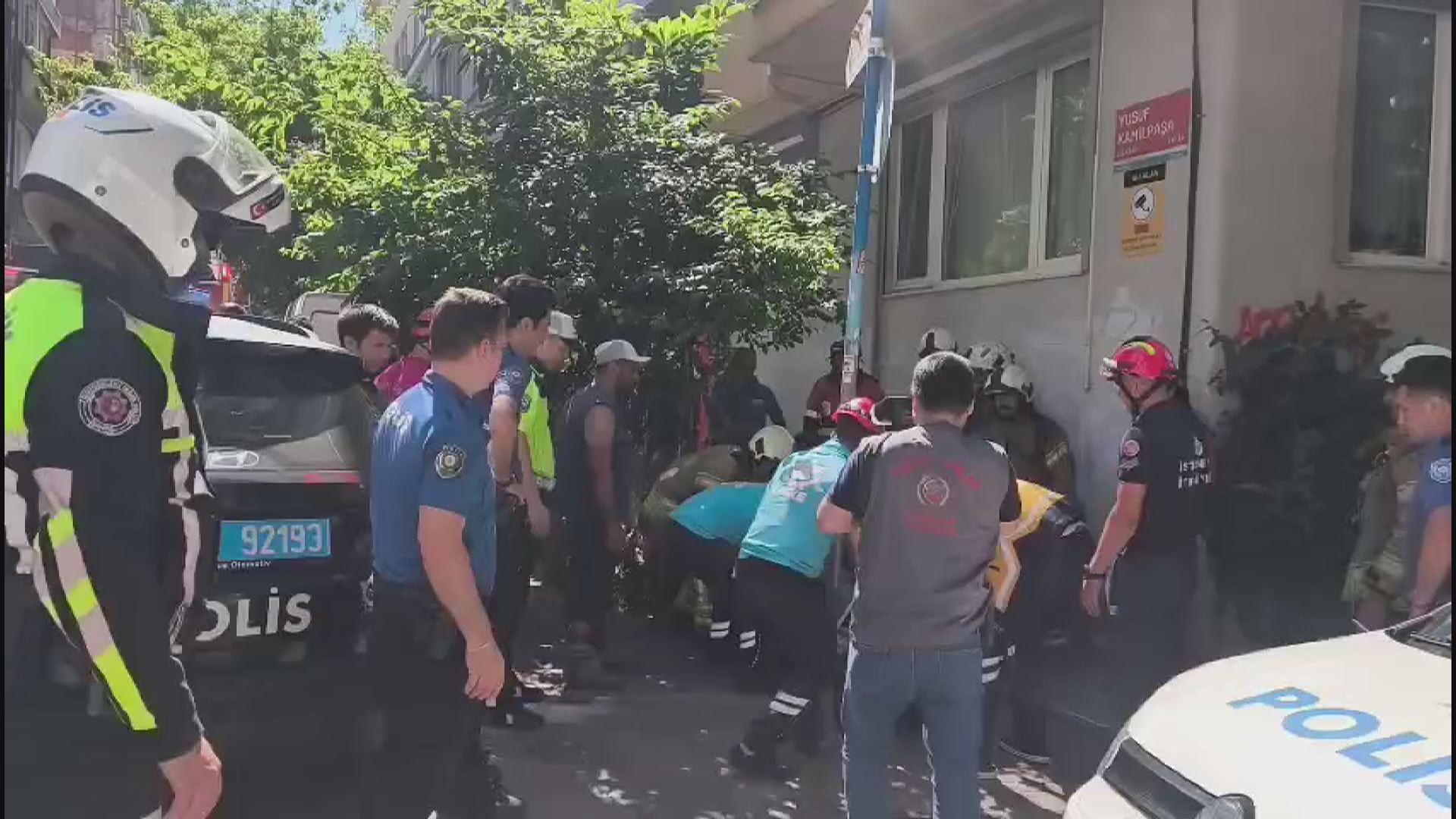  Kadıköy'de bina çöktü! İki işçi göçük altında kaldı