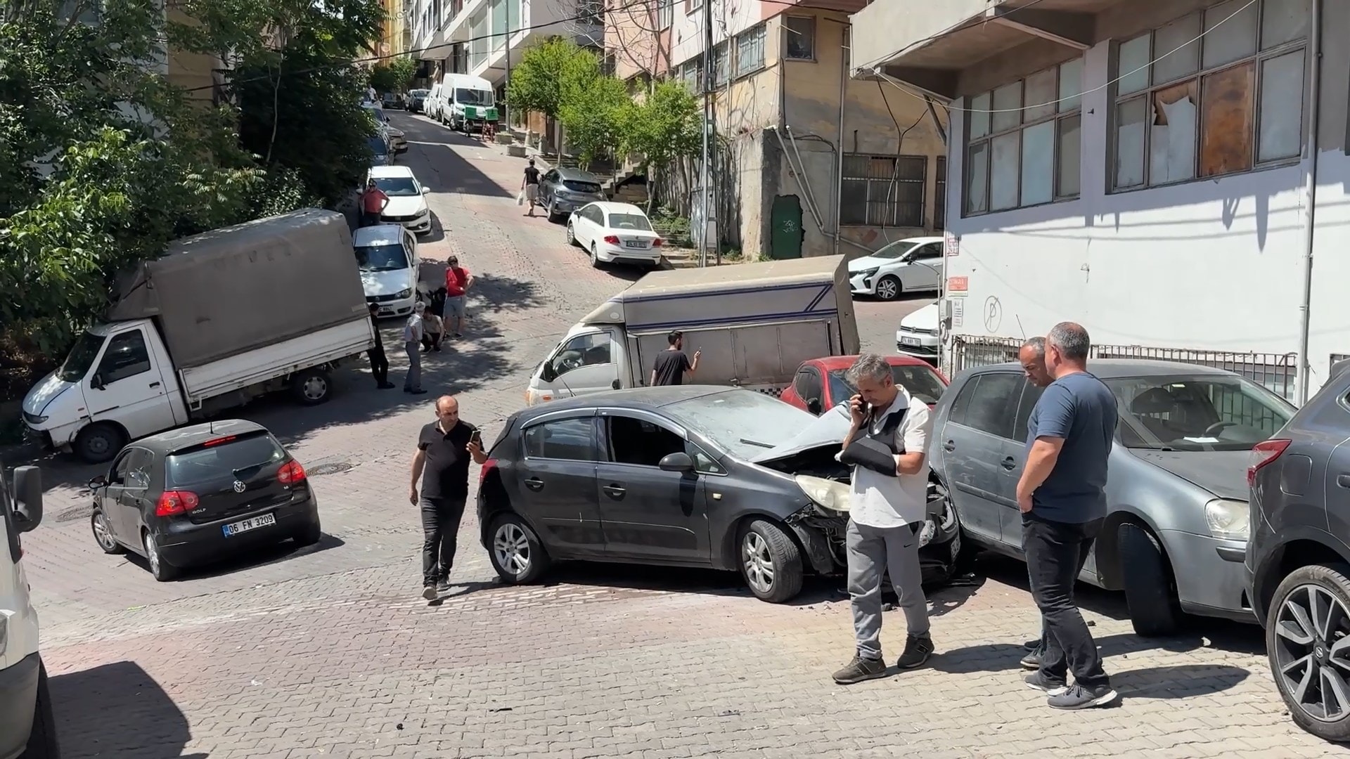 3 araca çarpan otomobilini kaldırımdan seyretti!