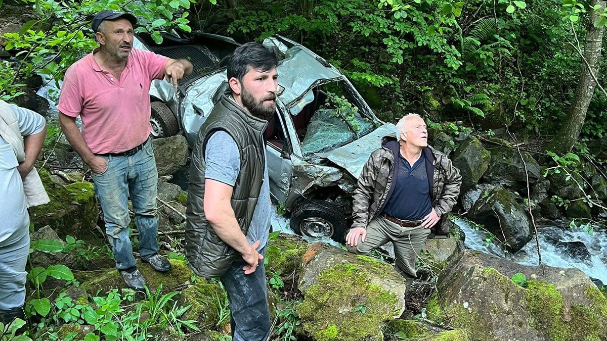 Kamyonet uçurumdan yuvarlandı, karı-kocayı ölüm ayırdı