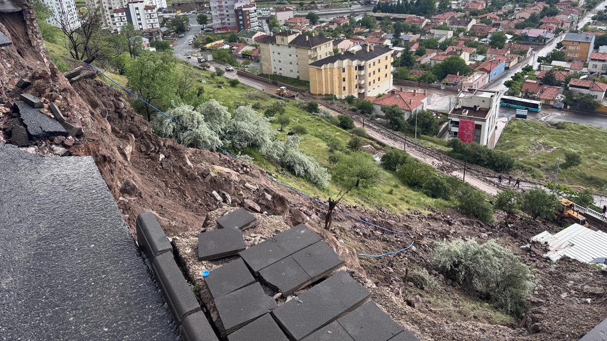 Kayseri'de istinat duvarı çöktü