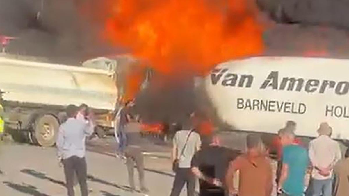 Hatay'da, yük boşaltan TIR’larda yangın çıktı