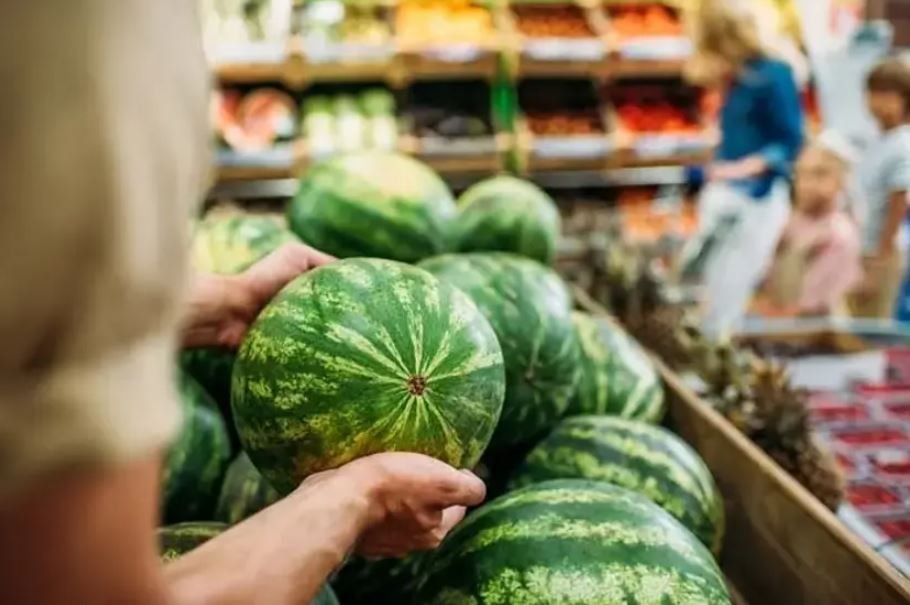 Tezgahın en güzel karpuzunu ayırt etmek bu kadar kolay: Sadece orasına bakın