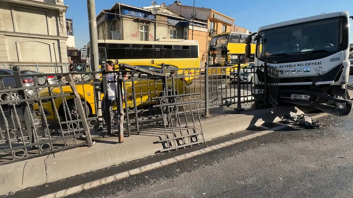 Beyoğlu’nda yol yıkama aracı refüje çarptı