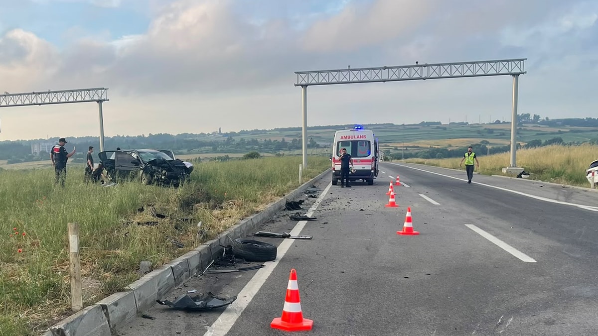 Tekirdağ'da iki otomobilin çarpıştı: 10 kişi yaralı