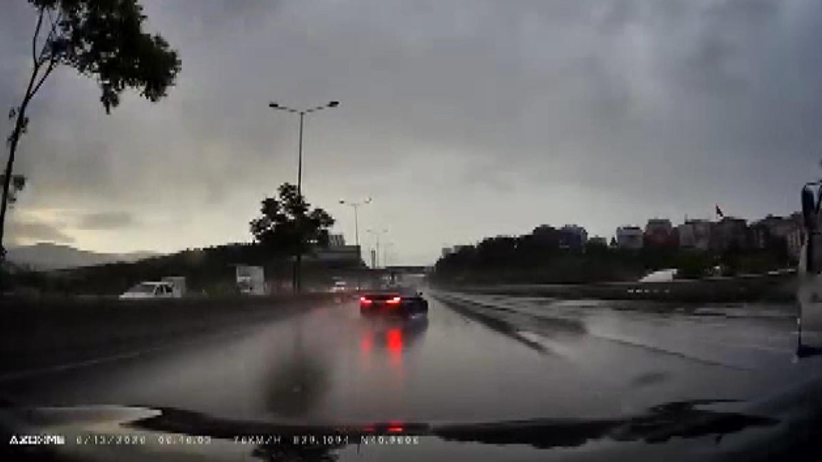 Maltepe D-100'de yağışın etkisiyle kayan otomobil bariyere çarptı