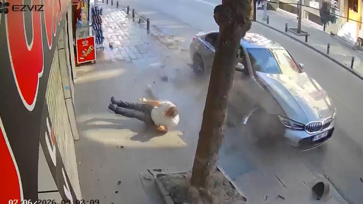 Kontrolden çıkan otomobil kaldırımdaki yayaya çarp