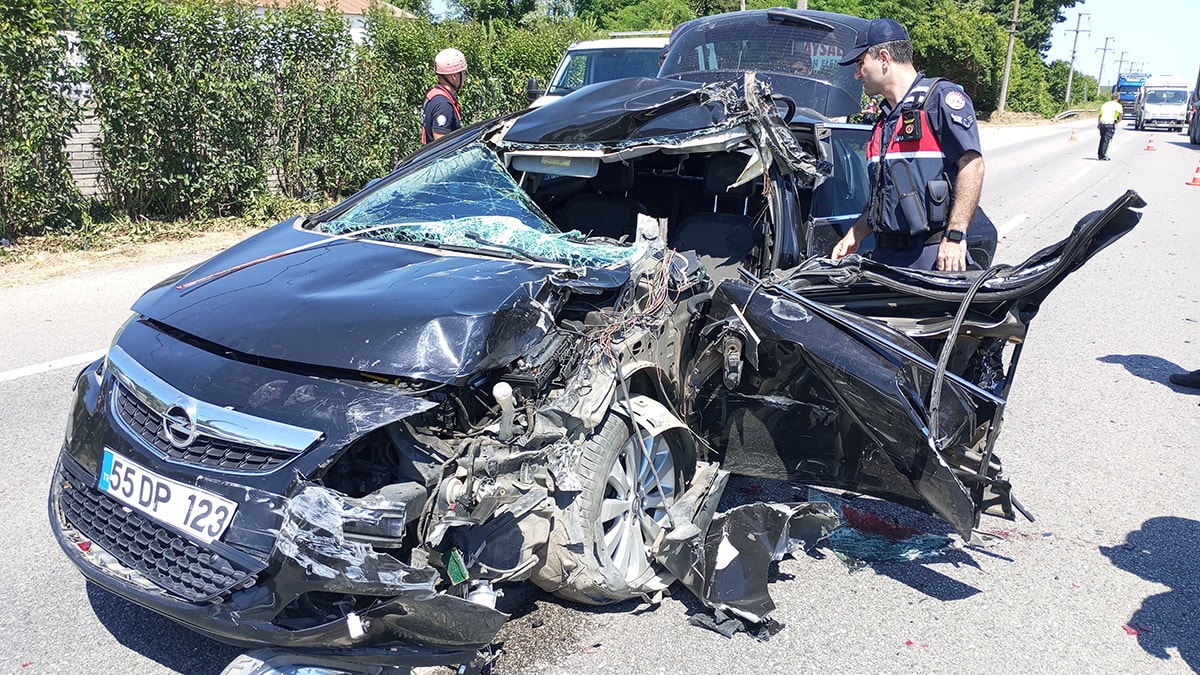TIR'ın çarptığı araç bu hale geldi: 1'i ağır 2 yaralı