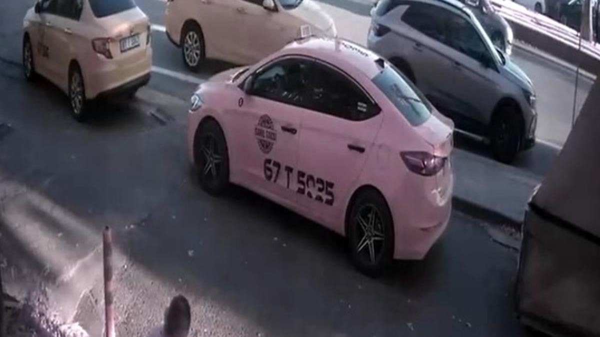 Otomobilin yayaya çarptığı kaza kamerada