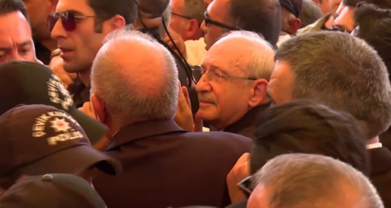 Kadir İnanır'ın cenaze töreninde Kılıçdaroğlu'nun polislerin kalabalığı iterek açtığı yoldan ilerlemesine tepki