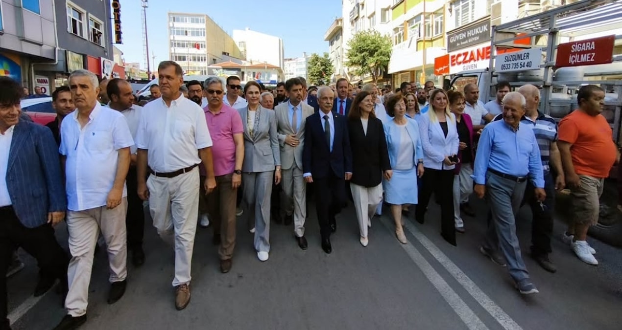 CHP'den AKP'ye geçen başkan törenle belediyeye gitti