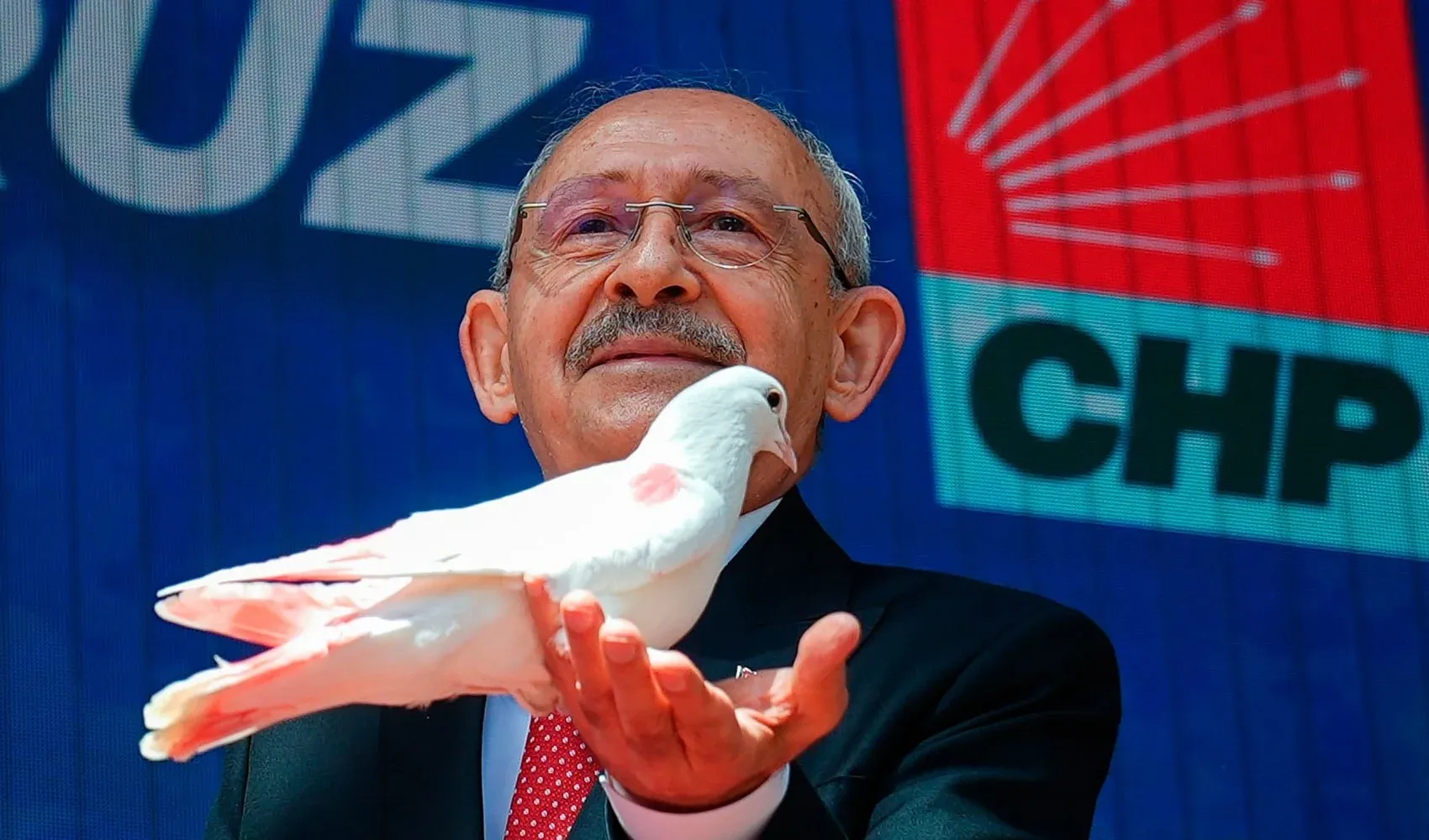 Kılıçdaroğlu'na güvercin getirenin fotoğrafları tartışma yarattı