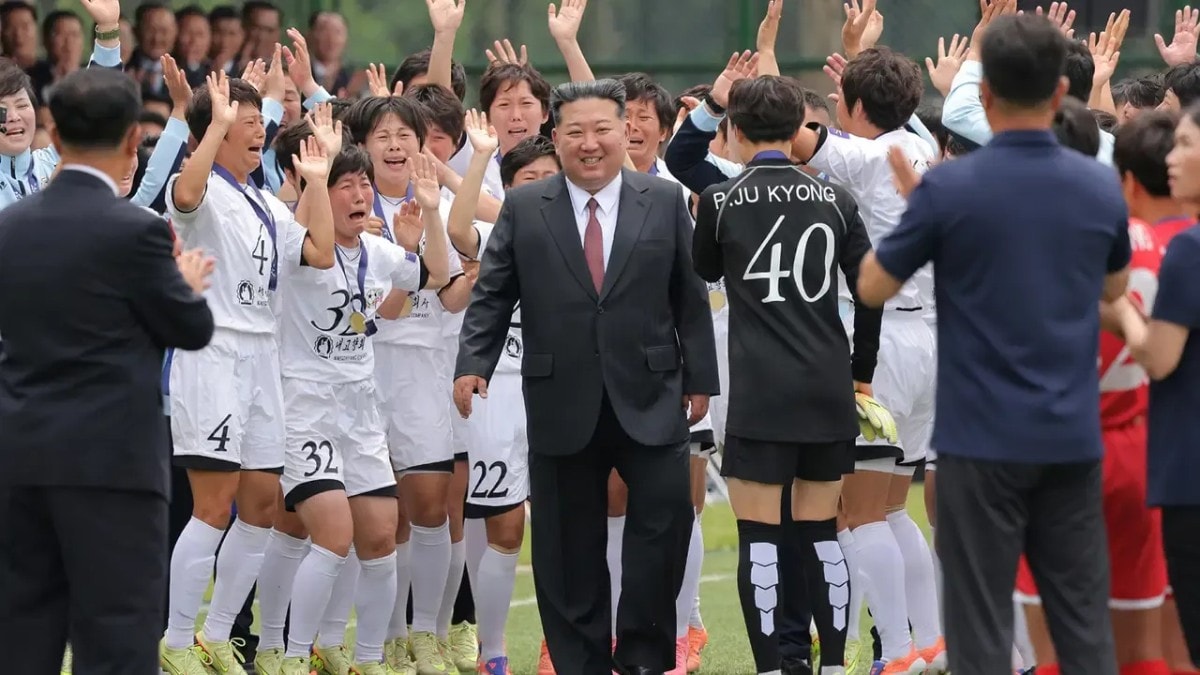 Kupayı kazandılar, Kim Jong-un'u görünce kendilerinden geçtiler