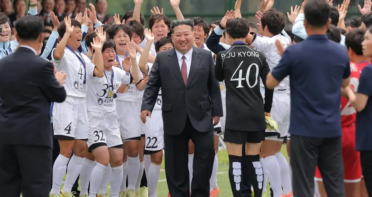 Kim Jong-un'u görünce zıplayıp gözyaşlarına boğuldular: Şampiyon takımın görüntüleri olay yarattı