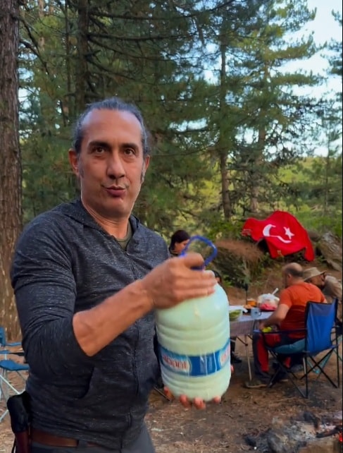 AİLESİYLE ÇİFTLİK HAYATI YAŞAMIŞTI