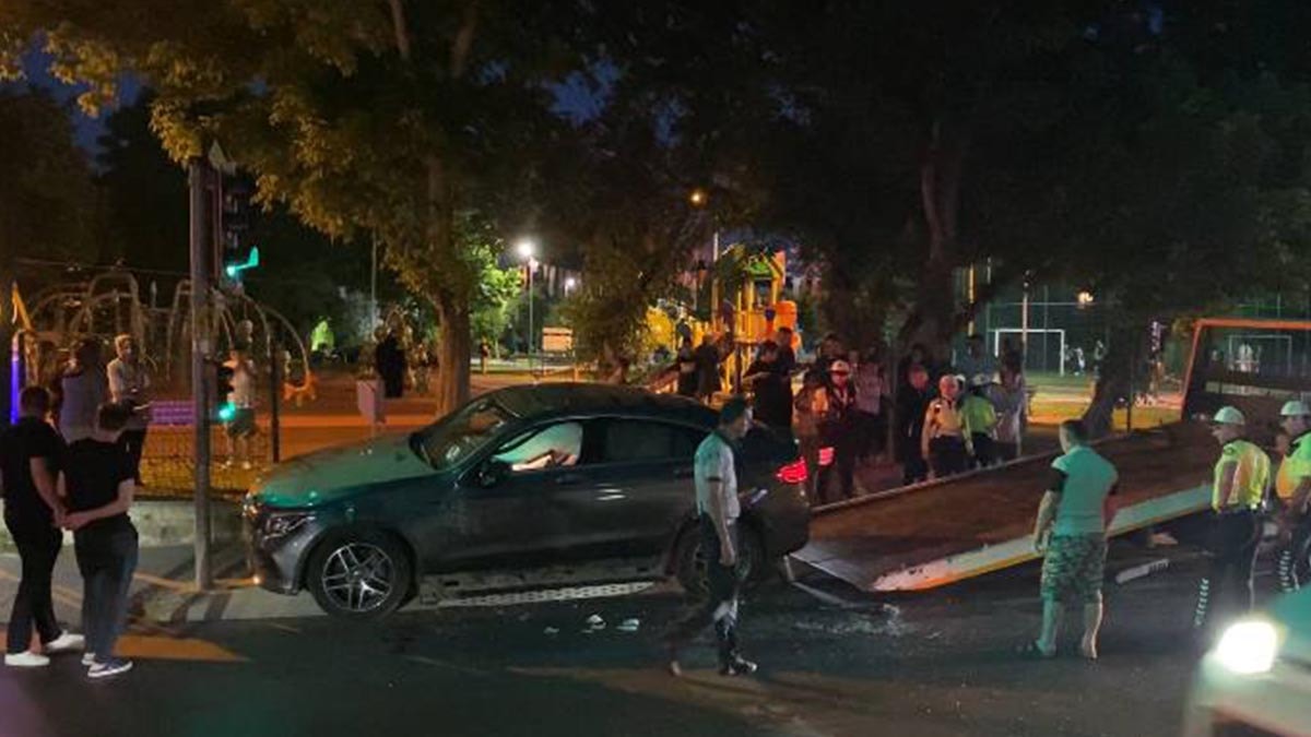 Bakırköy'de kırmızı ışıkta duran araca çarpan otomobil devrildi