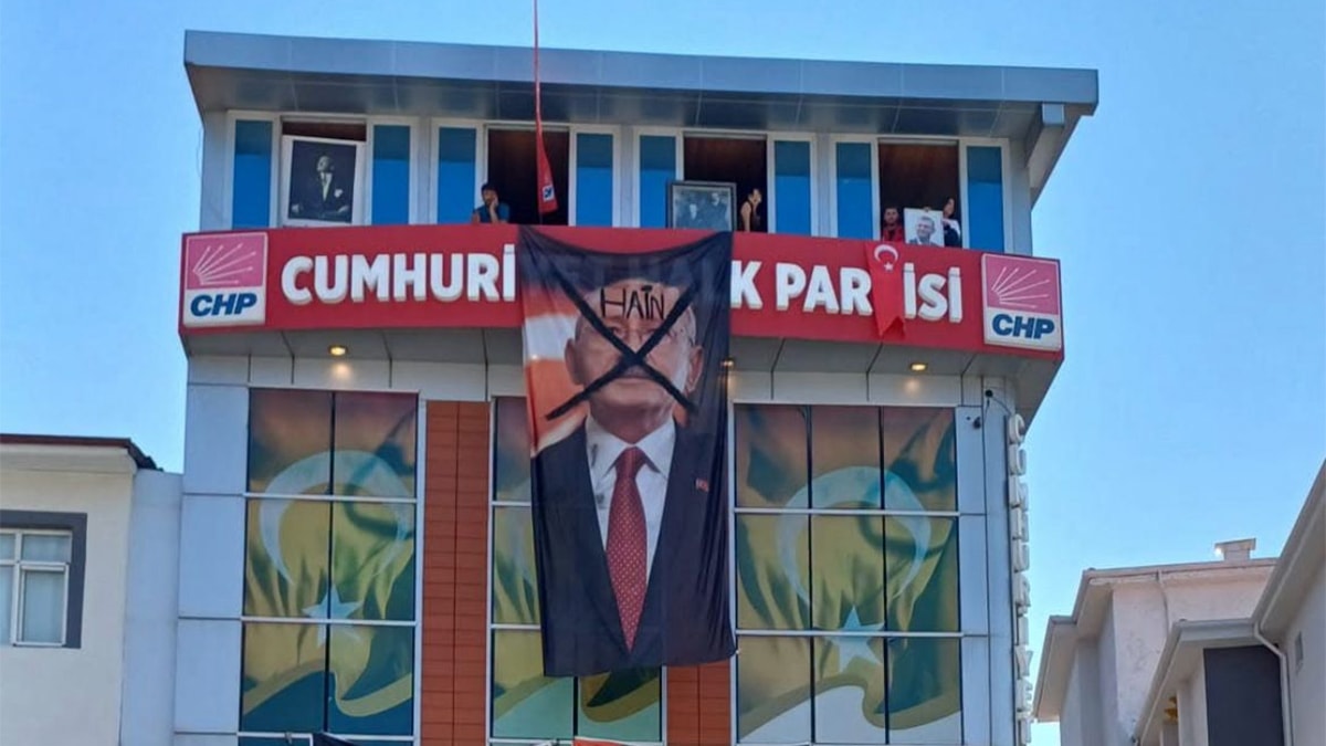 Kılıçdaroğlu’nun fotoğrafı binaya asıldı, üzerine “Hain” yazıldı