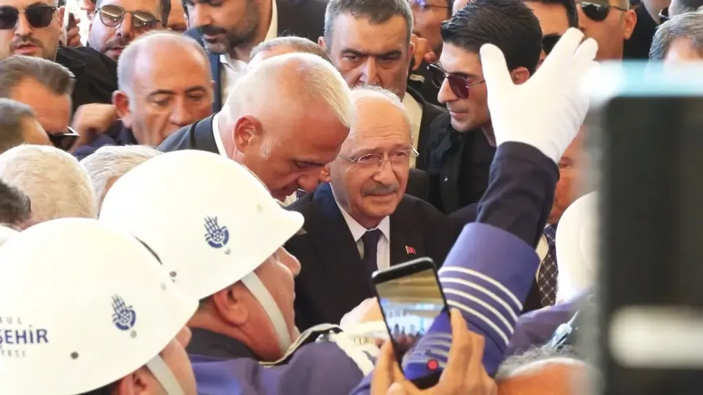 Camideki protokol itiş kakışına Mahsun Kırmızıgül'den ağır sözler