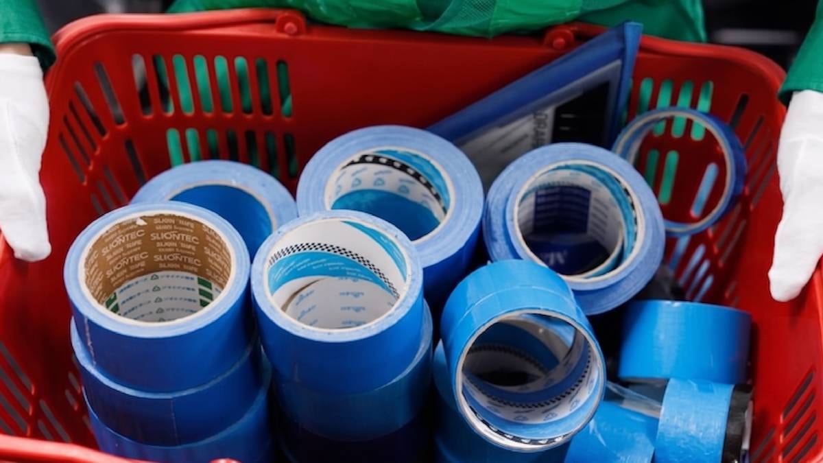Koli bandıyla yaptığı tabela hayatını değiştirdi: Dev markalar peşine düştü