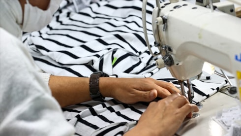 Tekstil patronlarının Mısır'a göçü 65 bin kişiyi işsiz bıraktıTürkiye'de artan üretim maliyetleri nedeniyle tekstil ve konfeksiyon devlerinin rotayı kitleler halinde Mısır’a çevirmesi, yurt içi istihdamda tarihi bir gedik açtı. TEPAV'ın son verilerine göre, giyim sektöründe bir yılda 65 binden fazla